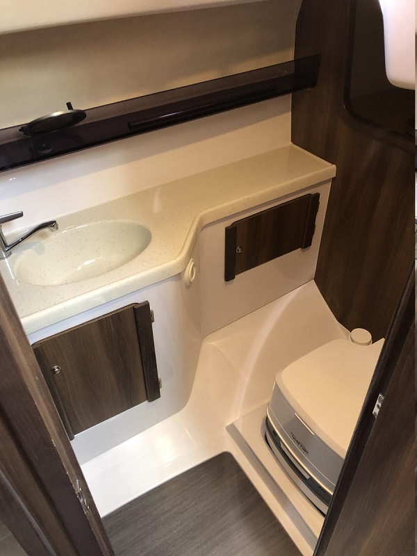 Maxus 28 wnętrze - łazienka