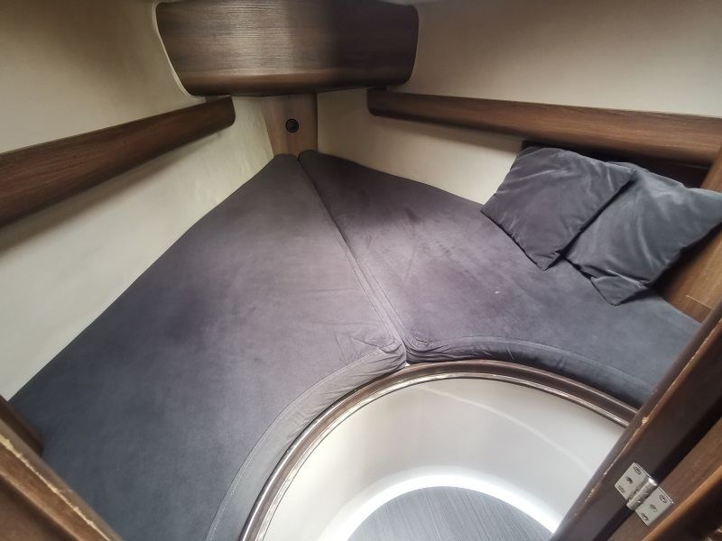 Maxus 28 wnętrze - koja dziobowa
