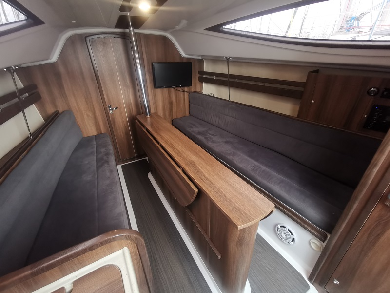 Maxus 28 wnętrze mesa