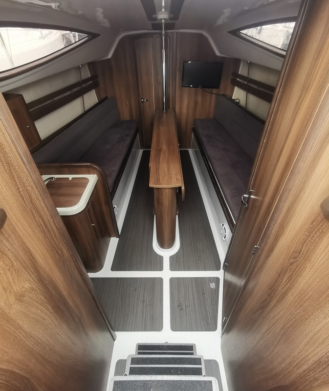 Maxus 28 wnętrze