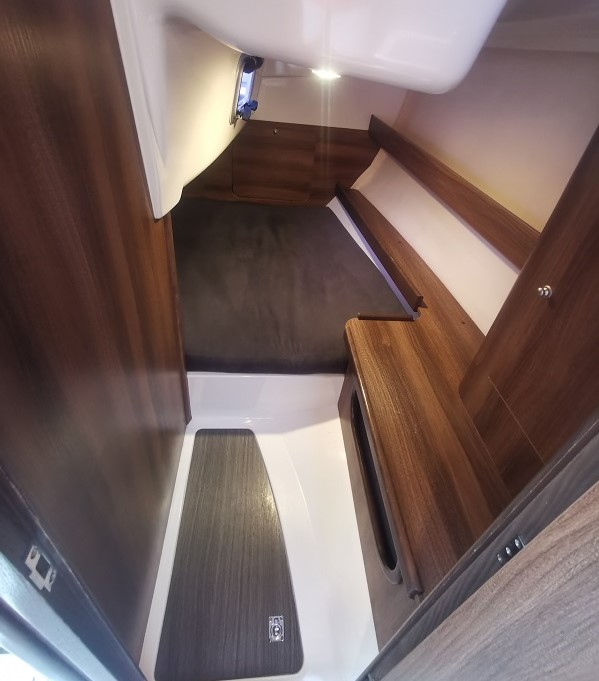 Maxus 28 wnętrze - koja rufowa